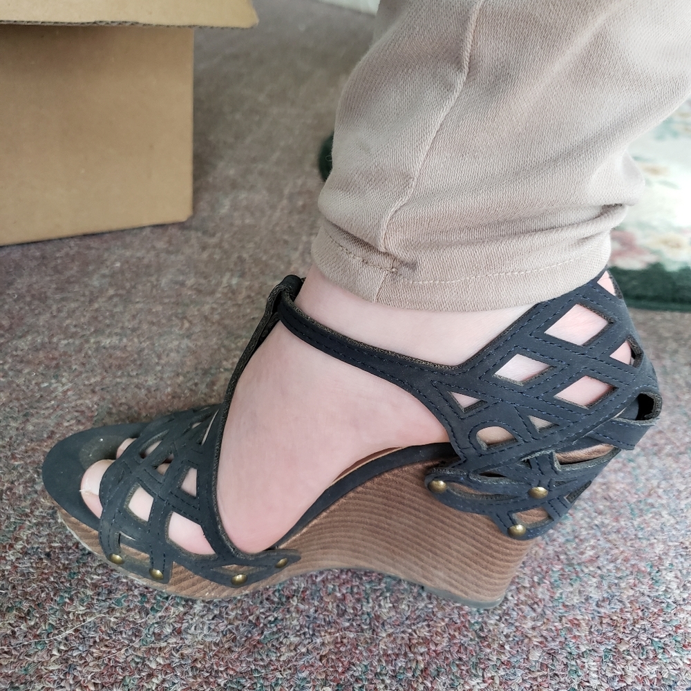Black wedges